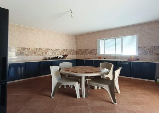 للبيع منزل حديث البناء مطل عل البحر